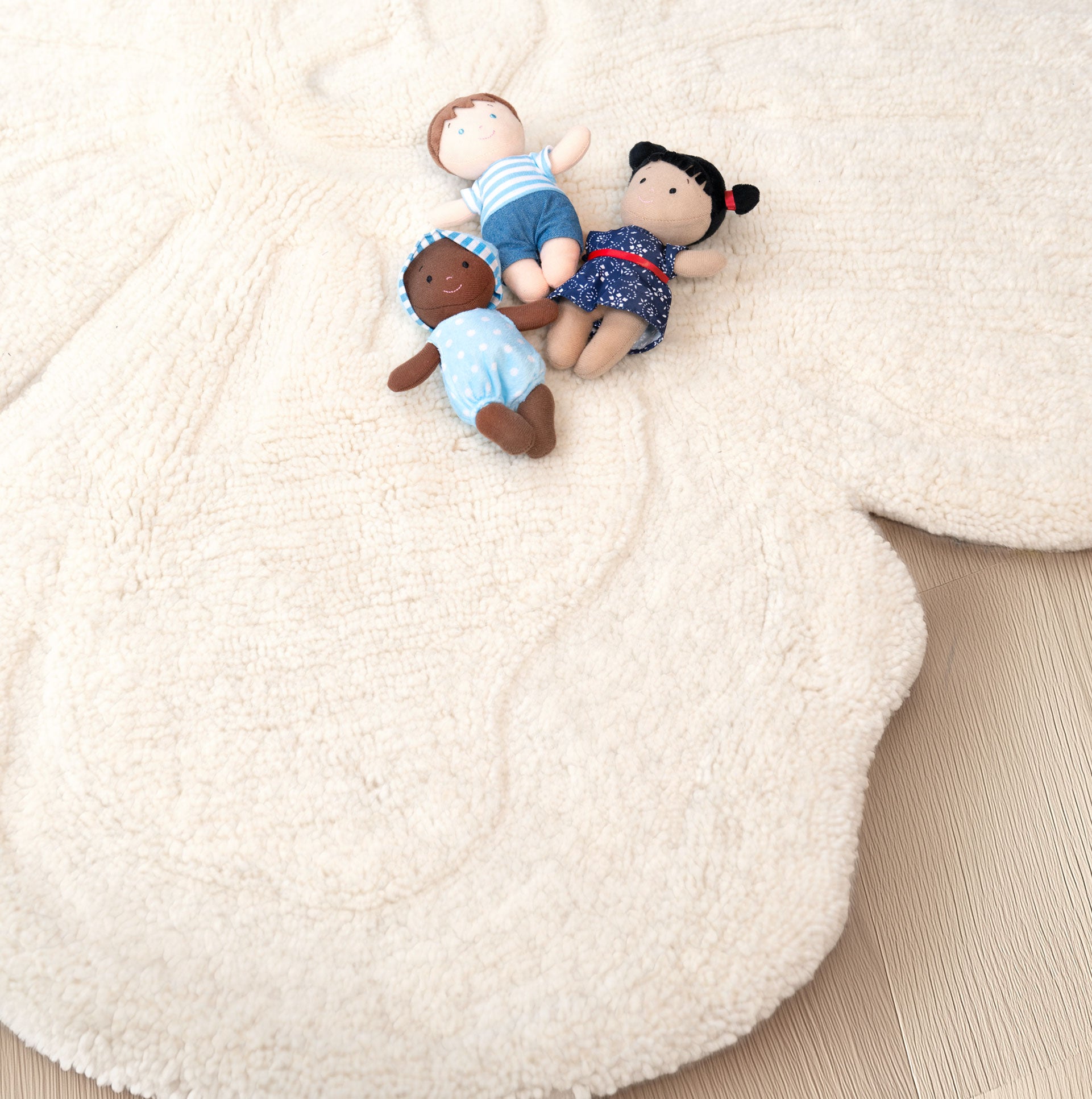 Textured wool area rug – cozy, eco-friendly flooring for homes